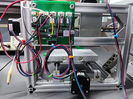 Elektronik-Aufbau mit Leiterplatte und Schrittmotoren auf Aluminiumprofilen
