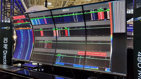 Mehrere Monitore mit Spektralanalyse-Software