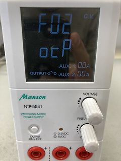 Labornetzteil mit Fehlermeldung auf Display