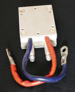 Elektronisches Bauteil mit Anschlusskabeln