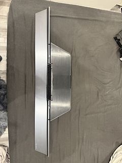 LG OLED Soundbar auf einer grauen Unterlage