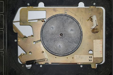 Innenansicht eines mechanischen Bauteils mit Metallrahmen