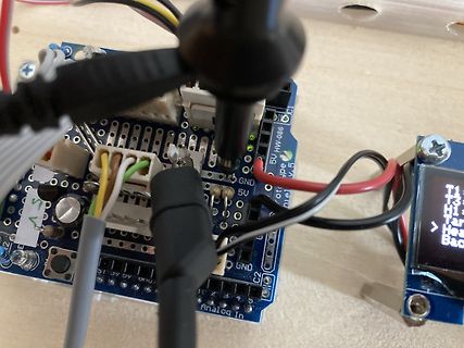 Mikrocontroller-Platine mit Verkabelung und Display