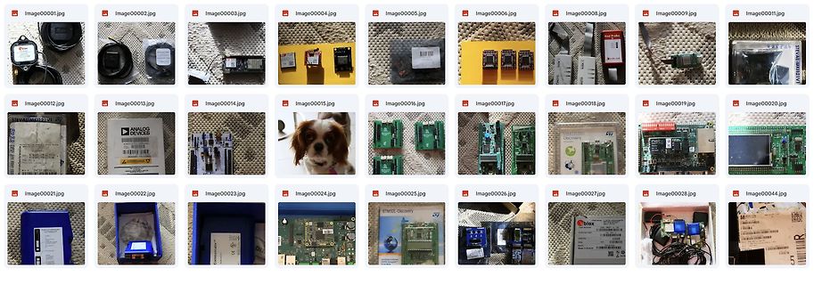 Sammlung verschiedener elektronischer Bauteile und Platinen
