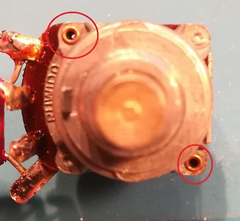 Nahaufnahme eines Potentiometers mit markierten Löchern