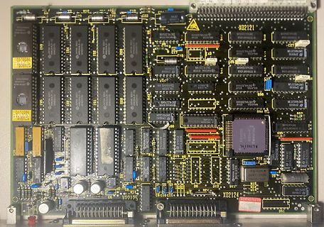 Bestückte Leiterplatte mit integrierten Schaltkreisen