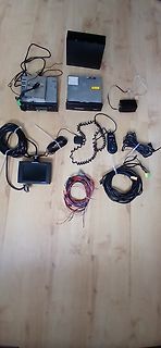 Elektronikkomponenten und Kabel auf Holzboden