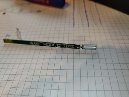 Schmale Leiterplatte mit elektronischen Bauteilen