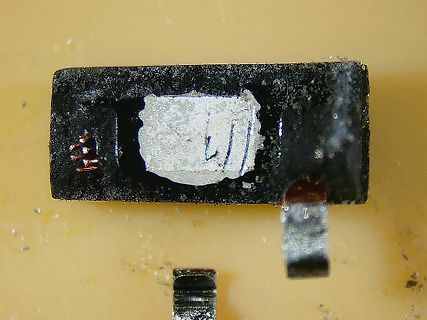 Beschädigtes elektronisches Bauteil mit freigelegtem Die