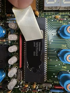 Toshiba Mikrocontroller auf Leiterplatte mit abgeplatzter Beschichtung