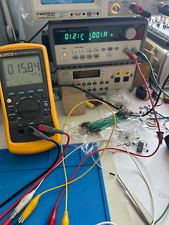 Messplatz mit Multimeter und Netzteil
