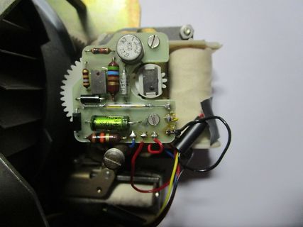 Elektronikplatine mit Bauteilen in einem Gehäuse