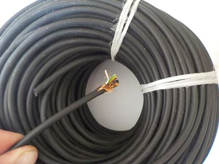 Aufgerollte schwarze Kabel mit abisoliertem Ende