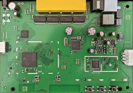 Leiterplatte eines elektronischen Geräts mit integrierten Schaltkreisen