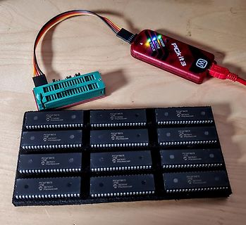 PIC16F18875 Mikrocontroller und PICkit 3 Programmiergerät