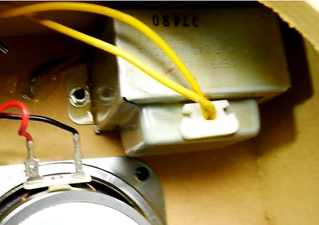 Nahaufnahme eines Transformators mit gelbem Kabel