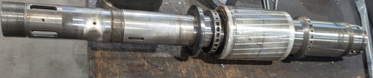Metallwelle mit Lagern und Zahnkranz
