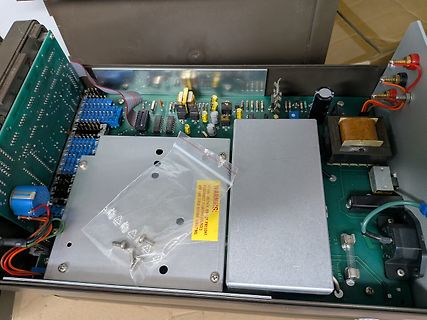 Innenansicht eines elektronischen Geräts mit Leiterplatte und Komponenten