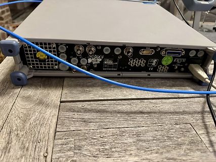 Rückseite eines elektronischen Geräts mit Anschlüssen