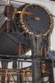 Großer Elektromotor oder Generator mit Isolatoren