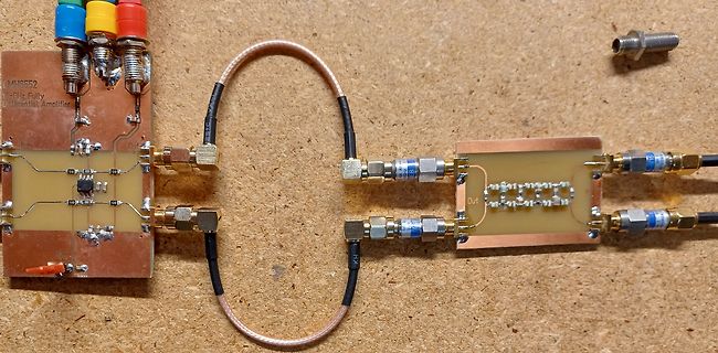 HF-Verstärker Aufbau mit Koaxialkabeln auf Holzuntergrund