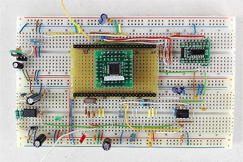 Elektronischer Aufbau auf einem Breadboard mit STM32F072