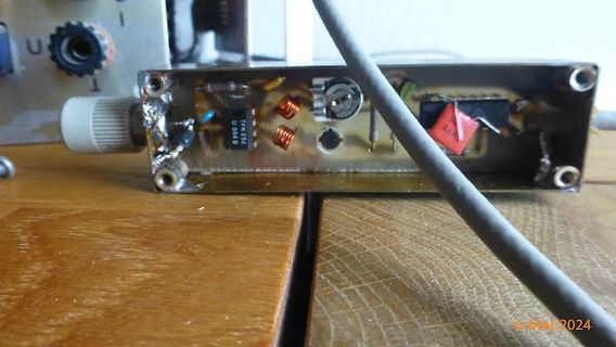 Innenansicht eines elektronischen Geräts mit Bauteilen