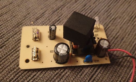 Leiterplatte mit Elektrolytkondensatoren und Bauteilen