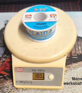Lötzinnrolle auf digitaler Waage