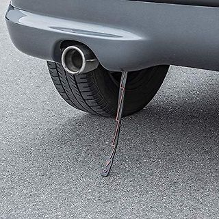 Auspuffrohr eines Autos mit angehängtem Metallstab