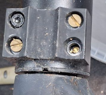 Nahaufnahme einer schwarzen Metallklemme mit Schrauben