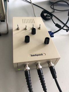 Elektronikgerät mit Schaltern und Potentiometern