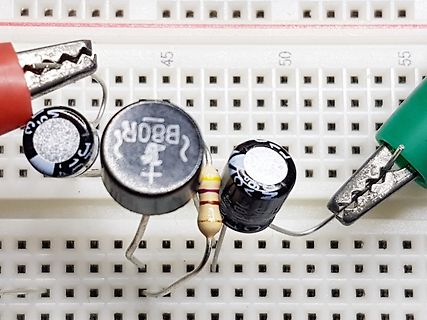 Aufbau mit Elektrolytkondensatoren und Widerstand auf Breadboard