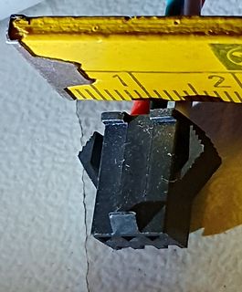 Stecker mit Lineal zur Größenmessung