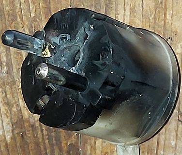 Beschädigter, verschmorter Netzstecker