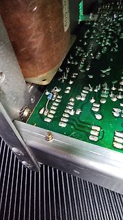 Nahaufnahme einer Leiterplatte in einem Metallgehäuse