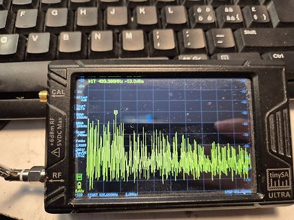 Handheld Spektrumanalysator tinySA ULTRA mit Frequenzanzeige