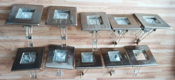 Zehn quadratische Metallgehäuse mit Glasfenstern
