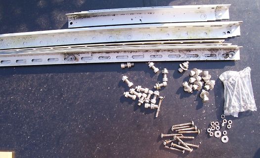 Metallschienen und Schrauben auf dunklem Untergrund