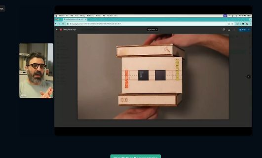 Videokonferenz mit einem Holzobjekt