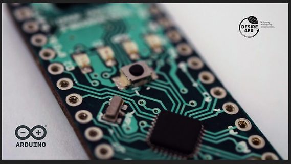 Nahaufnahme einer Leiterplatte mit Arduino Logo
