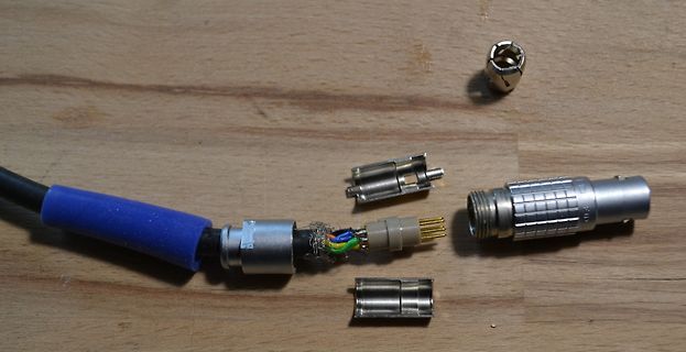 Zerlegter Koaxialstecker und Kabelenden
