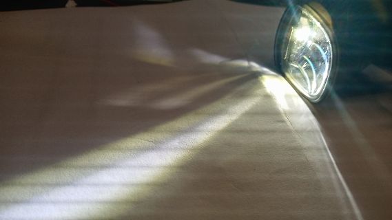 Lichtstrahl einer Taschenlampe auf einer Oberfläche