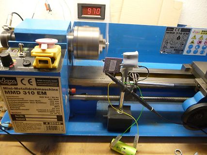 Mini-Metalldrehmaschine mit aufgesetztem Mikrocontroller-Board