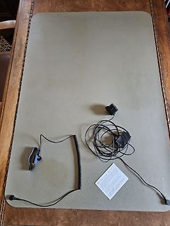 Kabel und Anleitung auf Tischplatte