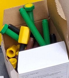 Plastikschrauben und Muttern in einem Karton