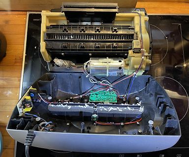 Zerlegtes elektronisches Gerät mit Motor und Platine