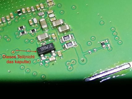 Nahaufnahme einer grünen Leiterplatte mit SMD-Bauteilen