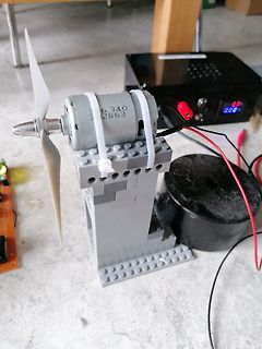 Modell eines Windrads aus Lego mit Motor