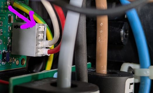 Nahaufnahme einer Leiterplatte mit Kabelverbindungen